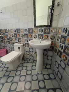 戴尔豪斯Paradise Guest House Dalhousie- Near Panchpula Water Fall的一间带水槽、卫生间和镜子的浴室