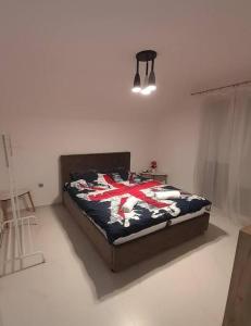 IlindenJan-Air的一间卧室配有一张带美国国旗毯子的床