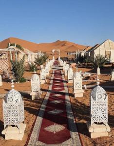 梅尔祖卡Luxury Desert Camp的沙漠中的一个墓地