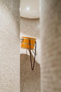 斯克拉斯卡波伦巴DCS Polana Jakuszycka的浴室设有瓷砖墙壁上的木制毛巾架