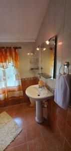 莱什Eni's Villa, 5km From Shengjini Beach的一间带水槽和镜子的浴室