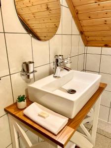 维拉尼BorászPorta的浴室设有白色水槽和镜子