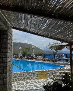 希马拉Palermiti Luxury Rooms的一个带椅子的游泳池,享有水景