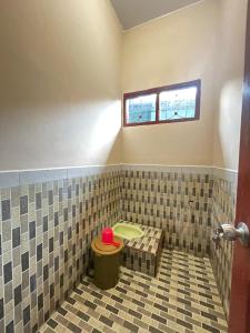 MandatiElnara的瓷砖浴室设有卫生间和窗户。