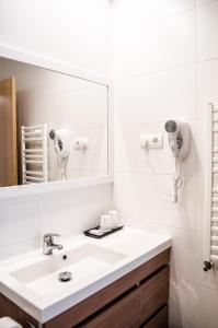 哈卡哈克斯酒店的浴室设有白色水槽和镜子