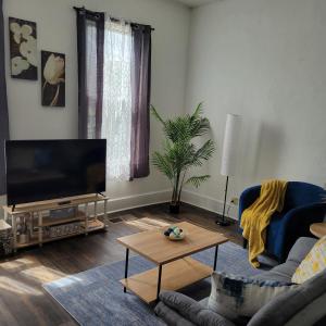 印第安纳波利斯Central 1 Bd in Fountain Square- Walk 5 Min to Downtown的客厅配有电视、沙发和桌子