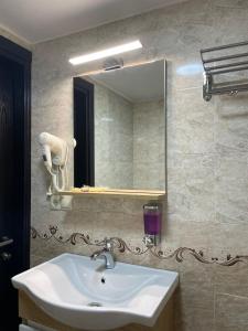 巴统Hotel Sonata的一间带水槽和镜子的浴室
