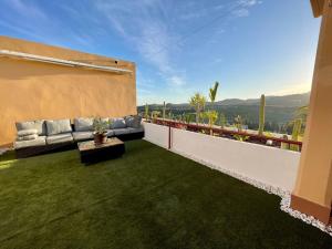 EsteponaParque Botanico Resort & Country Club的阳台客厅配有沙发