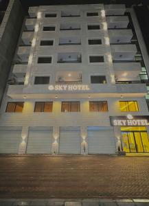 亚喀巴Sky Hotel的一座白色的建筑,上面写着天空酒店