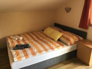 巴拉通雷勒Drávecz Apartman的一间卧室配有一张床,上面有两条毛巾