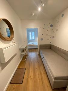 维斯马Smultron Apartment Altstadt Wismar的小房间设有床和镜子