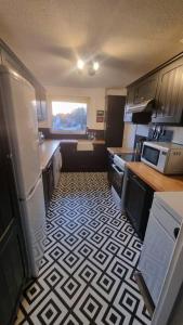 利明顿Spacious self contained flat in superb location的厨房配有冰箱和微波炉。