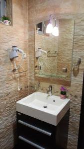 斯韦蒂·斯特凡Apartments Rino Lux的浴室设有白色水槽和镜子