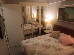 穆拉SUMMER OTEL的一间小卧室,配有一张床和镜子