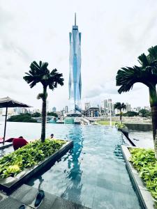 吉隆坡Millennium Suite At Opus Residence的享有布利哈利法(burj khalifa)景致的游泳池