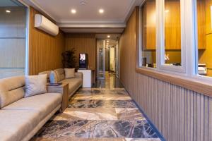 伊斯坦布尔Baymari Suites Design Florya的带沙发和窗户的等候室