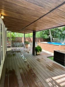 拉戈莱特villa chez Lisa的庭院设有木甲板和游泳池