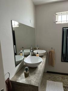 拉戈莱特villa chez Lisa的一间带两个盥洗盆和大镜子的浴室