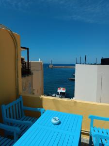 干尼亚伊梅洛斯酒店的阳台上的蓝色桌椅