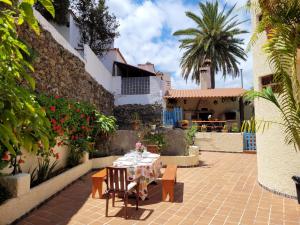 圣布里希达Castaño Bajo - Santa Brigida的一个带桌椅的庭院和一座建筑