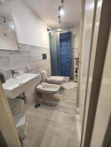 阿特拉尼Casa Eden的浴室配有白色卫生间和盥洗盆。