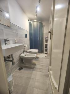 阿特拉尼Casa Eden的浴室配有卫生间、盥洗盆和淋浴。