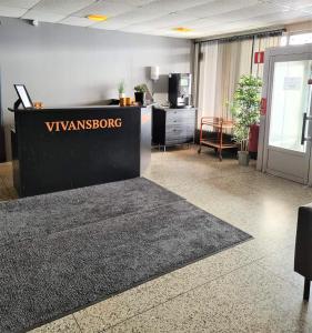 TimråRentalux Hostel的办公桌上带有维伦森标志的办公室