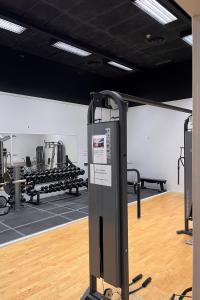 TimråRentalux Hostel的健身房设有健身器材