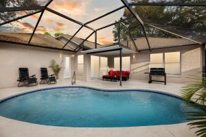 奥兰多Master Guest Suite with Pool and Private Entrance Minutes to Parks的一座房子后院的游泳池
