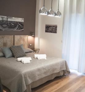 罗马维拉扎诺37号旅馆的一间卧室配有一张带两个枕头的床