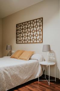 托雷德尔马尔Mares - Bellamar的一间卧室配有一张床,墙上有两盏灯