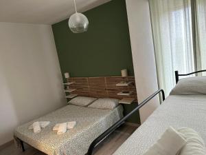 利沃诺ACCADEMIA Rooms的一间小卧室,配有两张床、一张桌子和一张床架