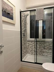 利沃诺ACCADEMIA Rooms的带淋浴的浴室和玻璃门