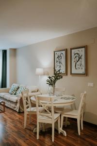 托雷德尔马尔Mares - Bellamar的客厅配有桌椅和沙发