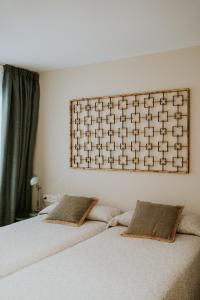 托雷德尔马尔Mares - Bellamar的一间卧室配有一张带两个枕头的床