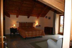 切萨纳·都灵尼斯HOTEL LA GINESTRA的一间卧室配有一张床、一张桌子和一个窗户。