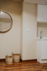 托雷德尔马尔Mares - Bellamar的一间房间,墙上有两篮子和一面镜子