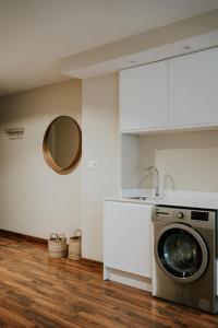 托雷德尔马尔Mares - Bellamar的厨房配有洗衣机和镜子