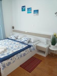 诺瓦利娅Apartman Bruna的一间卧室设有一张床和白色的墙壁