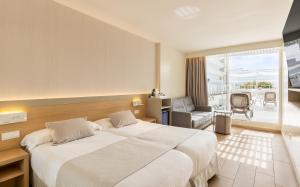 马盖鲁夫萨默斯酒店的酒店客房设有两张床和一个阳台。