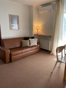 查普伊Villa Baltic Apartament nr 3的客厅配有棕色沙发和椅子