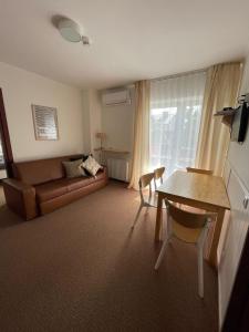 查普伊Villa Baltic Apartament nr 3的客厅配有沙发和桌子