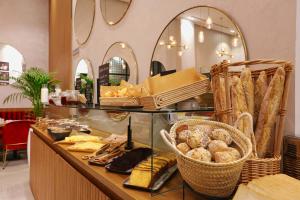 马拉喀什Ari Boutique Hôtel - Adult Only的面包店在柜台上供应面包和糕点