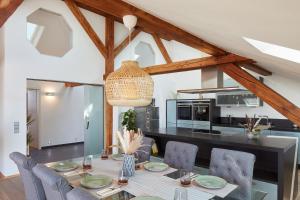 纽伦堡⸨⸩ Sunset Penthouse: Messe - Siemens - DB - MAN ⸨⸩的厨房以及带桌椅的用餐室。