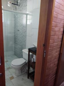 莫日-达斯克鲁济斯Chácara Buscapé的一间带卫生间和玻璃淋浴间的浴室