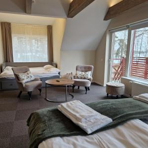 韦克舍托付塔斯特朗德酒店的一间卧室配有两张床和两把椅子