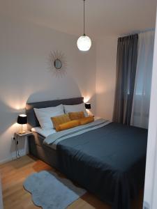 扎达尔Luce Gold Apartment的一间卧室配有一张大床和两个枕头