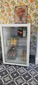 AssendelftBoutique B&B Dolce Due的配有食品和饮料的开放式冰箱