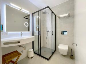 阿莱奥尔ROMANDRE的带淋浴、盥洗盆和卫生间的浴室