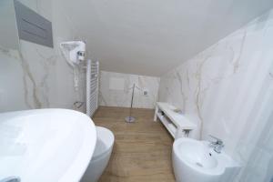 墨西拿Slow Chic Apartment BeB Policlinico的白色的浴室设有卫生间和水槽。